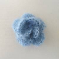 Strickschal Lacetuch aus Seide Mohair handgestrickt in hellblau mit Blumenbrosche Bild 6