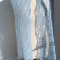 Strickschal Lacetuch aus Seide Mohair handgestrickt in hellblau mit Blumenbrosche Bild 7