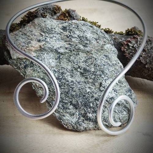 Aluminiumdraht-Halsreif , Alu Drahtschmuck,Wikinger Torque, keltischer Schmuck, Collier,silber, gebogener Halreif,offene