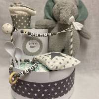 Windeltorte Elefant weiß grau mit Name baby torte babyshower party geburt taufe geschenk schnullerkette boy girl kuchen Bild 8