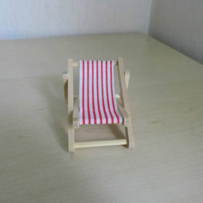 Miniatur Liegestuhl zur Dekoration oder zum Basteln für den Feengarten , Wichteldorf oder Puppenhaus