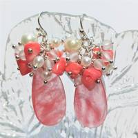Ohrringe Erdbeerquarz Tropfen mit Traube aus Koralle rosa Perlen weiß cluster Bild 1