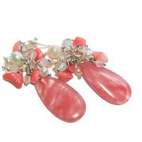 Ohrringe Erdbeerquarz Tropfen mit Traube aus Koralle rosa Perlen weiß cluster Bild 3