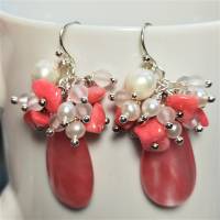 Ohrringe Erdbeerquarz Tropfen mit Traube aus Koralle rosa Perlen weiß cluster Bild 4