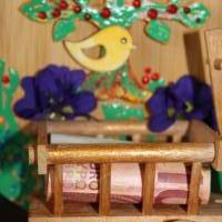 Collage Geldgeschenk zum Muttertag  BAUM & LEITERWAGERL, abstrakt gestaltet auf einem Bambus-Brettchen Wandbild Bild 3