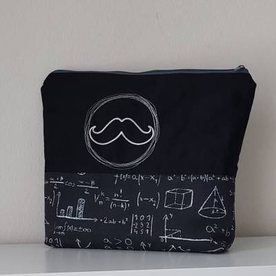 Waschbeutel Projekttasche schwarz mit Schnurrbart und Formeln