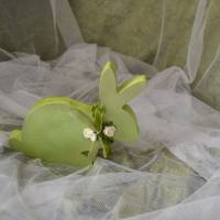 Hase grün mit grüner Samtschleife und Papierblumen Bild 1