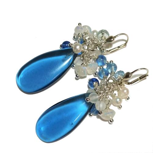 Ohrringe Quarz Tropfen blau mit Traube aus Mondstein und Perlen weiß cluster an 925er Silber