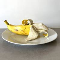 Bananenfrosch, schlafend - Frosch, Froschkönig, Frosch Skulptur, Banane, Bananenschale, witzige Skulptur Bild 1