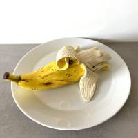 Bananenfrosch, schlafend - Frosch, Froschkönig, Frosch Skulptur, Banane, Bananenschale, witzige Skulptur Bild 2