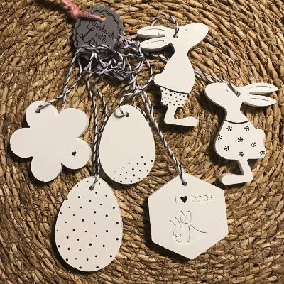 Hübsche Anhänger aus Beton, Motive für Ostern, weiß, handbemalt, 6er Set