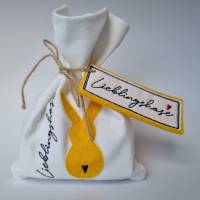 Geschenkesäckchen mit passendem Label für Ostern - LIEBLINGSHASE - in gelb von he-ART by helen hesse Bild 1