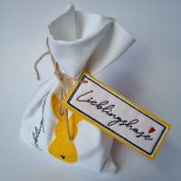 Geschenkesäckchen mit passendem Label für Ostern - LIEBLINGSHASE - in gelb von he-ART by helen hesse Bild 3