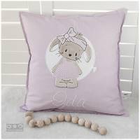 Kissen 40cmx40cm, rosa/weiß mit Doodlestickerei Hasenmädchen Pippa, personalisierbar Bild 1