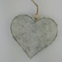 Wollfilz-Herz mit frühlingshafter Stickerei "Kleeblatt" Bild 2