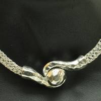 Silberschlange - Choker gehäkelt aus Silberdraht mit ineinandergreifendem Knoten als Eyecatcher und Verschluss Bild 2