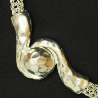 Silberschlange - Choker gehäkelt aus Silberdraht mit ineinandergreifendem Knoten als Eyecatcher und Verschluss Bild 4
