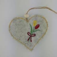 Wollfilz-Herz mit frühlingshafter Stickerei "Tulpen" Bild 2