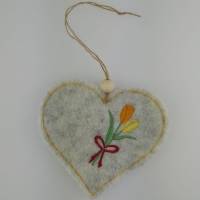 Wollfilz-Herz mit frühlingshafter Stickerei "Tulpen" Bild 3