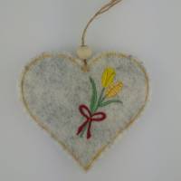 Wollfilz-Herz mit frühlingshafter Stickerei "Tulpen" Bild 5
