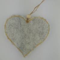 Wollfilz-Herz mit frühlingshafter Stickerei "Tulpen" Bild 7