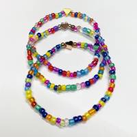 Elastisches, handgefertigtes Armband, Glasperlen, multicolor Bild 1