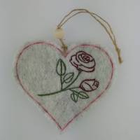 Wollfilz-Herz mit frühlingshafter Stickerei "Rosen" Bild 1