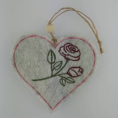Wollfilz-Herz mit herzlicher Stickerei "Rosen"