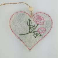 Wollfilz-Herz mit herzlicher Stickerei "Rosen" Bild 2