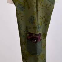 Damen Hose | Floraler Print in Khaki Farbe | Bild 3