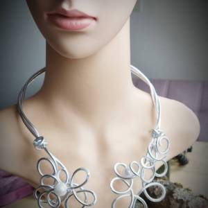 Aluminiumdraht-Halsreif , Alu Drahtschmuck, gebogener Halreif,offene Halskette, Blumen Anhänger , Kette Blume , silber H Bild 1