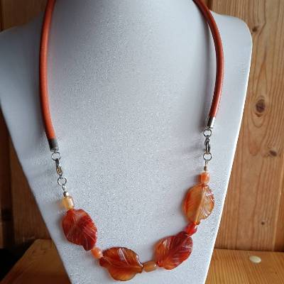 Karneol in Blattform mit rotbraunem Nappa-Lederband