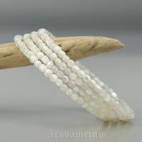 Spiralarmband mit weißen Perlmuttperlen Bild 3