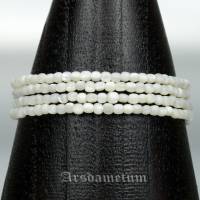 Spiralarmband mit weißen Perlmuttperlen Bild 4