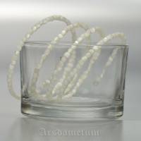 Spiralarmband mit weißen Perlmuttperlen Bild 5
