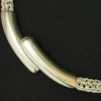 Silber-Choker gehäkelt aus Silberdraht mit parallel verlaufendem Verschluss als Mittelpunkt Bild 5