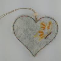 Hochwertige bestickte Herzen aus Wollfilz - Perfekte Geschenkidee für besondere Anlässe Bild 4