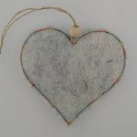 Hochwertige bestickte Herzen aus Wollfilz - Perfekte Geschenkidee für besondere Anlässe Bild 5