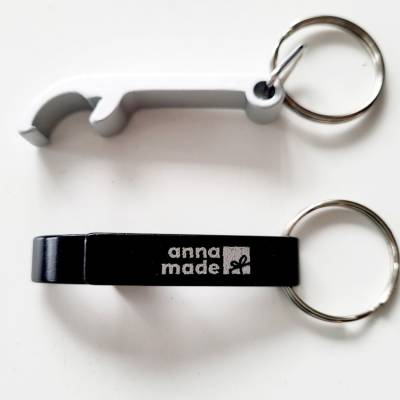 Flaschenöffner als Schlüsselanhänger mit Gravur in schwarz