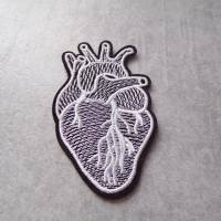 Herz anatomisch Applikation Stoff Aufbügler  Patch zum Aufbügeln gestickt Bild 1