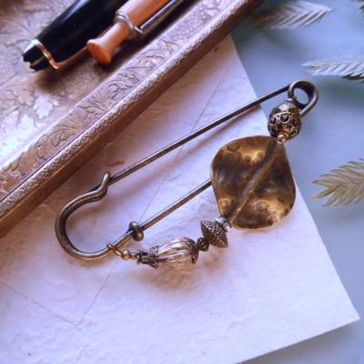 Schalnadel geschwunge Scheibe - sehr große Bronze Schmucknadel Naturfarben N10-AB-10