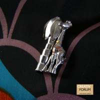 Brosche "Giraffe" 935er Silber mit goldenen und kupfernen Flecken Bild 1