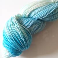 handgefärbte Sockenwolle, Sockenwolle 4-fach, hell blau, semisolid, 75% Schurwolle, 25% Polyamid,  #2329 Bild 4