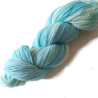 handgefärbte Sockenwolle, Sockenwolle 4-fach, hell blau, semisolid, 75% Schurwolle, 25% Polyamid,  #2329 Bild 5