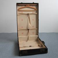 seltener alter Koffer mit Kleiderstange und Bügel Bild 9