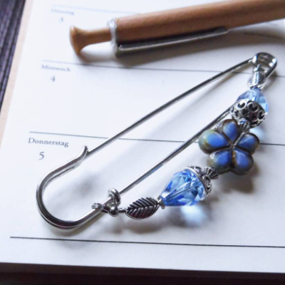 Tuchnadel blaue Blume Kristall Silber, 10cm Kiltnadel mit böhmischen Perlen N10-S-5