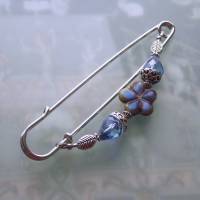 Tuchnadel blaue Blume Kristall Silber, 10cm Kiltnadel mit böhmischen Perlen Bild 3