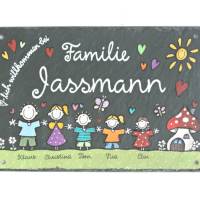 Türschild aus Schiefer für Familien personalisiert mit Namen und Figuren. Wetterfestes Schieferschild für das Zuhause Bild 1