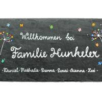 Wetterfestes Türschild aus Schiefer für Familien personalisiert mit Namen. Schieferschild mit Pusteblumen handbemalt. Bild 1