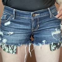 Upcycling Damen-Mädchen Jeans Shorts. Kürze Hose. Bohostyle Bild 1